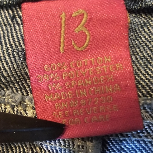 Almost Famous Distressed/Destroyed Low-Rise Cuffed Capri Jeans Size 13 - Picture 9 of 12